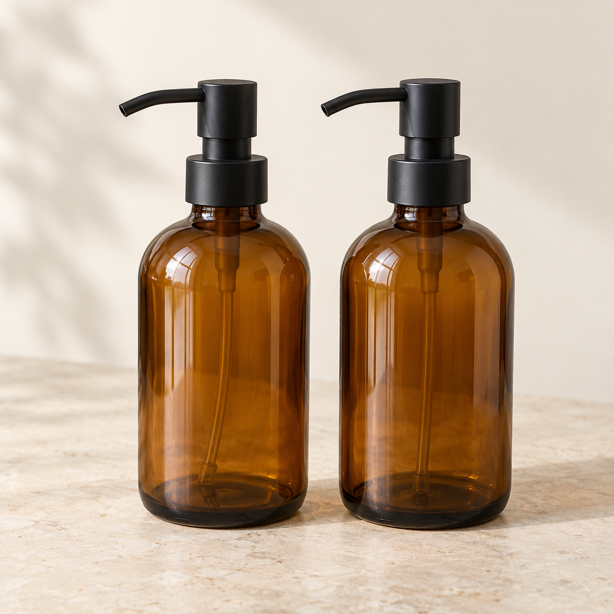Set di due dispenser in vetro ambrato con pompa nera